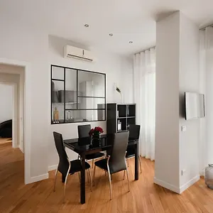 https://deluxe-central-apartment.italymilanhotels.net